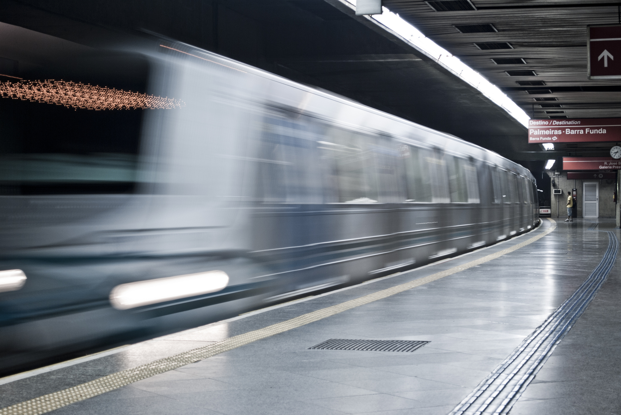 Metro de são paulo chegando na estação com destino a barra funda